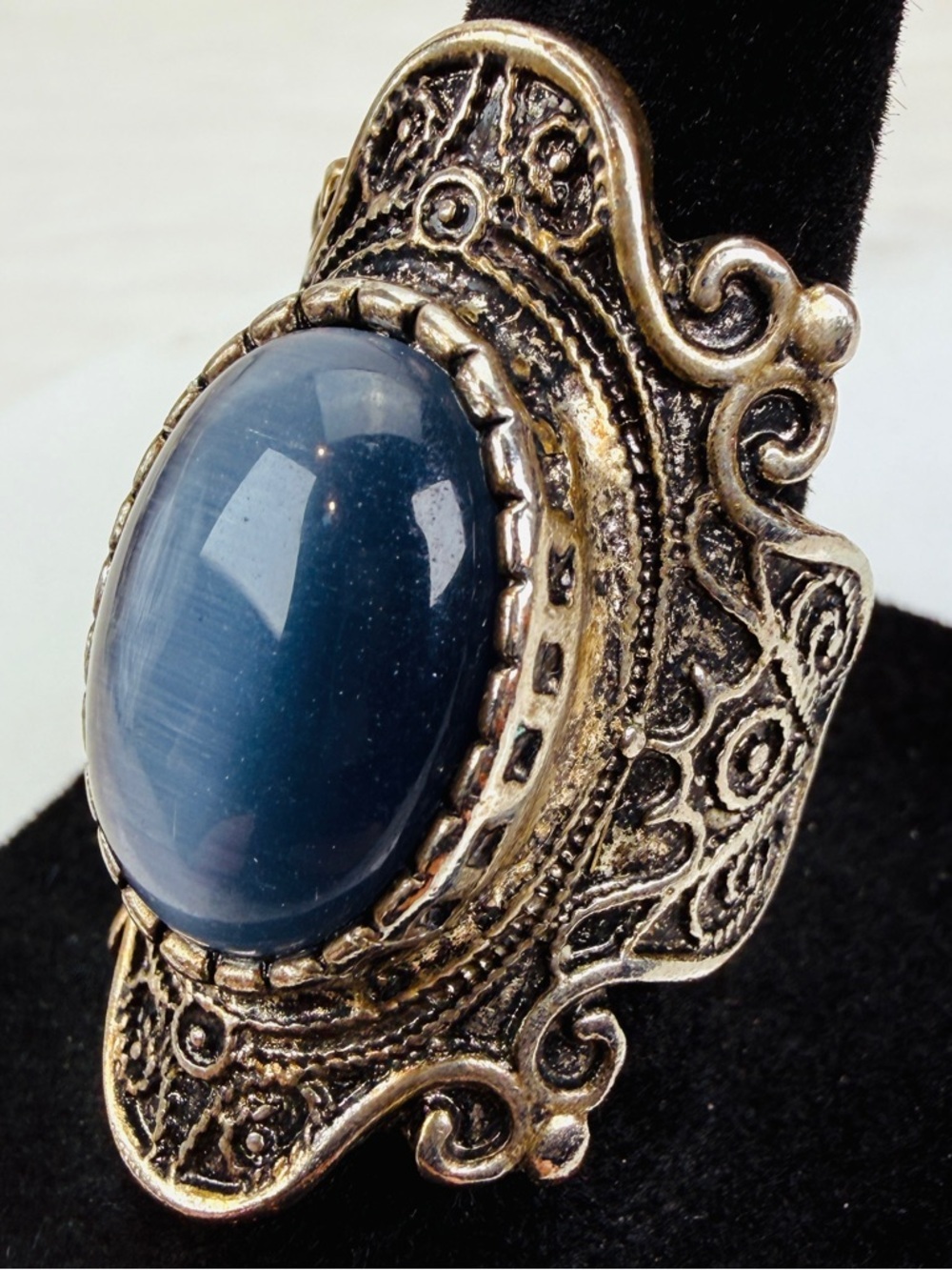 Beautiful antique style size 7, large statement ring